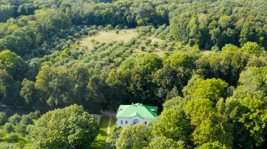 Yasnaya Polyana, Rusya. Lev Nikolaevich Tolstoy, Yasnaya Polyana 'da doğdu ve hayatının çoğunu Havadan Bakış' ta geçirdi.  