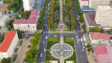 Krasnodar, Rusya. Alexandrovsky Bulvarı. Kutsal Büyük Şehit Catherine 'in fıskiyeli anıtı. Zafer Kemeri. Hava görüntüsü, Hava Görüntüsü  
