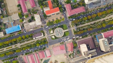 Krasnodar, Rusya. Alexandrovsky Bulvarı. Kutsal Büyük Şehit Catherine 'in fıskiyeli anıtı. Zafer Kemeri. Hava görüntüsü, hava görüntüsü, baş üstü.  