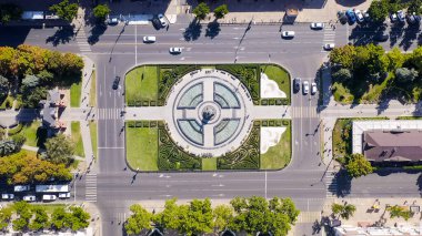 Krasnodar, Rusya. Aziz Catherine Anıtı 'ndaki çeşme. Krasnaya caddesindeki meydan. Yazın şehir üzerinde uçuş, Hava Manzarası  