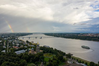 Kostroma, Rusya. Volga Nehri seti, nehrin karşısındaki köprü. Yolcu gemileri. Gökkuşağı gökyüzünde. Hava görünümü