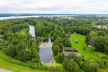 Rusya, Kostroma. Kostroma Sloboda. Geleneksel Rus evleri ve kiliseleri. Hava görünümü