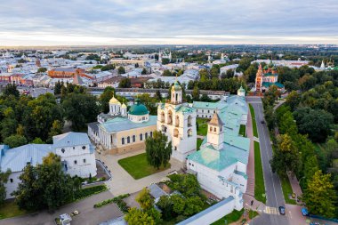 Yaroslavl, Rusya. Yaroslavl Spaso-Preobrazhensky Manastırı (Spaso-Yaroslavl Manastırı) - Yaroslavl 'daki antik bir erkek manastırı. Gün batımı zamanı. Hava görünümü
