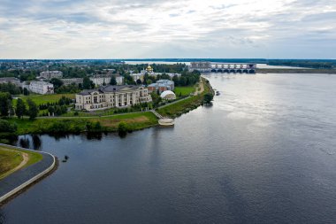 Uglich, Rusya. Volga Nehri 'ndeki Uglich hidroelektrik santrali. Hava görünümü
