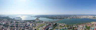 Kazan, Rusya. Şehrin orta kesimindeki panorama, Volga ve Kazanka nehirlerinin birleştiği yer. Hava görünümü