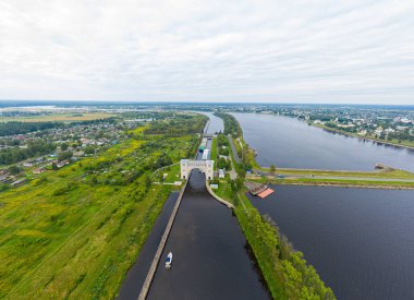 Uglich, Rusya. Seyahat gemisi ve kargo gemisi tipi Volga-Don, Lock Gate Uglich deposunda. Hava görünümü