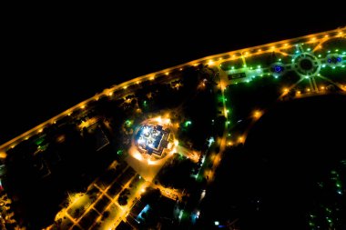 Yaroslavl, Rusya. Strelka (Tükürük). Yukarı Park, Varsayım Katedrali. Geceleri hava manzarası