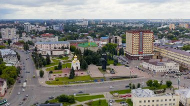 Ivanovo, Rusya - 12 Ağustos 2020: şehir merkezi üzerinde uçuş. Devrim karesi, Havadan Görünüm  