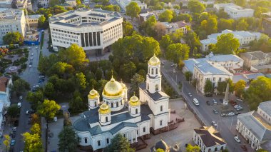 Simferopol, Kırım - 31 Ağustos 2020: Alexander Nevsky Katedrali. Gün batımında şehir merkezi panoraması, Hava Görüntüsü  