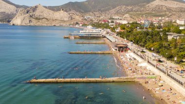 Sudak, Kırım - 15 Eylül 2020 Sudak seti. Plajları ve insanları olan Karadeniz kıyısı, Hava Manzarası  