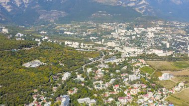 Yalta, Kırım. Şehrin panoraması ve güneşli havalarda parklar, hava manzarası  