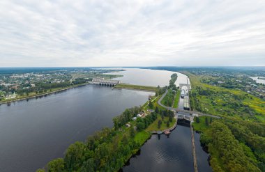 Uglich, Rusya. Seyahat gemisi ve kargo gemisi tipi Volga-Don, Lock Gate Uglich deposunda. Hidroelektrik santrali. Hava görünümü