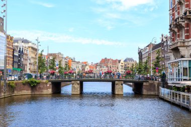 Amsterdam, Hollanda - 30 Haziran 2019: Rokin Kanalı manzarası. Sabah Amsterdam tarihi şehir merkezi