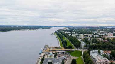 Rusya, Yaroslavl - 13 Ağustos 2020: Volga Nehri 'ndeki nehir istasyonu, Volzhskaya Kulesi, Hava Görüntüsü  
