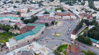 Rusya, Yaroslavl - 14 Ağustos 2020: Yaroslavl 'ın kurucusu Bilge Prens Yaroslav' ın anıtı Yaroslavl 'ın merkezindeki Epiphany Meydanı' nda yer almaktadır.  