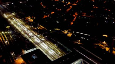 Rostov-on-Don, Rusya - 25 Ağustos 2020: Rostov-Glavny tren istasyonu. Şehir gece manzarası, hava manzarası.  