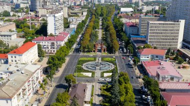 Krasnodar, Rusya - 29 Ağustos 2020: Alexandrovsky Bulvarı Parkı. Kutsal Büyük Şehit Catherine 'in fıskiyeli anıtı. Zafer Kemeri. Hava görüntüsü, Hava Görüntüsü  