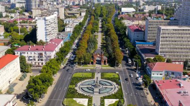 Krasnodar, Rusya - 29 Ağustos 2020: Alexandrovsky Bulvarı Parkı. Kutsal Büyük Şehit Catherine 'in fıskiyeli anıtı. Zafer Kemeri. Hava görüntüsü, Hava Görüntüsü  