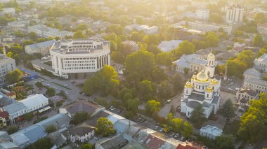 Simferopol, Kırım - 31 Ağustos 2020: Kırım Cumhuriyeti Devlet Konseyi Alexander Nevsky Katedrali. Gün batımı, Hava Görünümü  