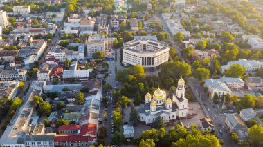 Simferopol, Kırım - 31 Ağustos 2020: Kırım Cumhuriyeti Devlet Konseyi. Gün batımında şehir merkezi panoraması, Hava Görüntüsü  
