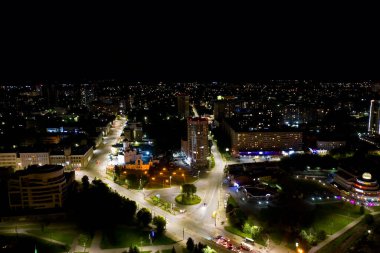 Ivanovo, Rusya - 12 Ağustos 2020: Şehrin gece panoraması. Hava görünümü