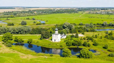 Rusya, Bogolyubovo. Kilisenin Nerl 'deki şefaat görüşü. Ortodoks Kilisesi ve Ortaçağ Rusya 'sının bir sembolü, Havadan Bakış  