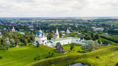 Suzdal, Rusya. Uçuş. Suzdal 'daki Theotokos' un Doğumu Katedrali. Suzdal Kremlin 'in bölgesindeki Ortodoks Kilisesi.  