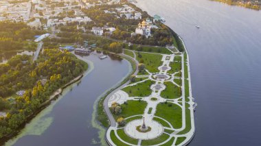 Yaroslavl, Rusya. Strelka (Spit), Kotorosl Volga Nehri 'ne akar. Gün batımı, Hava Görünümü  