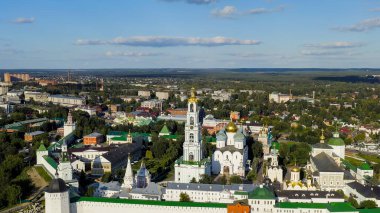 Sergiev Posad, Rusya. Trinity-Sergius Lavra, Rus Ortodoks Kilisesi 'nin en büyük erkek manastırıdır. Sergiev Posad şehrinin merkezinde yer almaktadır. Gün batımı ışığı, Hava Görünümü  