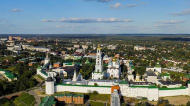 Sergiev Posad, Rusya. Trinity-Sergius Lavra, Rus Ortodoks Kilisesi 'nin en büyük erkek manastırıdır. Sergiev Posad şehrinin merkezinde yer almaktadır. Gün batımı ışığı, Hava Görünümü  