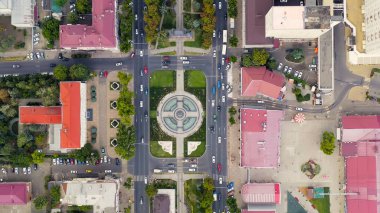 Krasnodar, Rusya. Alexandrovsky Bulvarı. Kutsal Büyük Şehit Catherine 'in fıskiyeli anıtı. Zafer Kemeri. Hava görüntüsü, hava görüntüsü, baş üstü.  