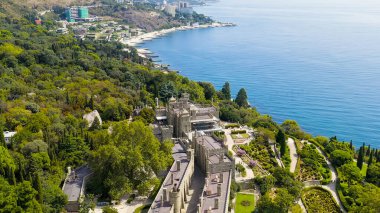 Alupka, Kırım. Vorontsov Sarayı. İyi korunmuş salonları ve 40 hektarlık manzaralı parkı olan 19. yüzyıl Gotik malikanesi. Saray 1828 'den 1848' e kadar inşa edildi.  