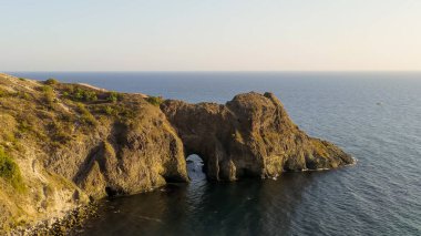 Kırım. Diana Grotto, Fiolent 'in mahmuzlarından birinde yer alan tarihi bir yer, Cape Lermontov, Havadan Görünüm.  