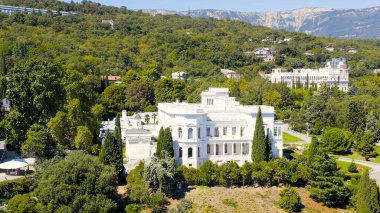 Livadia, Kırım. Livadia Sarayı - Kırım 'ın Yalta bölgesindeki Livadia köyünde Karadeniz kıyılarında yer alır.  