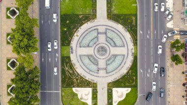 Krasnodar, Rusya - 27 Ağustos 2020: Alexandrovsky Bulvarı. Kutsal Büyük Şehit Catherine 'in fıskiyeli anıtı. Hava görüntüsü, hava görüntüsü, baş üstü.  