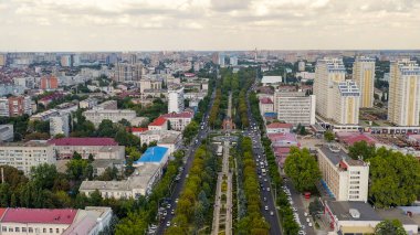 Krasnodar, Rusya - 27 Ağustos 2020: Alexandrovsky Bulvarı. Kutsal Büyük Şehit Catherine 'in fıskiyeli anıtı. Zafer Kemeri. Hava görüntüsü, Hava Görüntüsü  