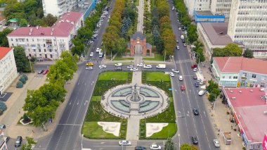 Krasnodar, Rusya - 27 Ağustos 2020: Alexandrovsky Bulvarı. Kutsal Büyük Şehit Catherine 'in fıskiyeli anıtı. Zafer Kemeri. Hava görüntüsü, Hava Görüntüsü  