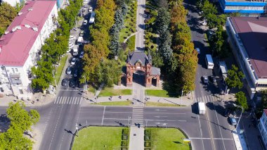 Krasnodar, Rusya - 29 Ağustos 2020: Alexandrovsky Bulvarı Parkı. Yazın şehir üzerinde uçuş, Hava Manzarası  