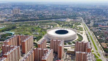 Krasnodar, Rusya - 29 Ağustos 2020: Krasnodar - Krasnodar şehrindeki bir futbol stadyumu. Halk Parkı Krasnodar (Galitsky Parkı). Yaz hava manzarası, Hava manzarası  
