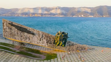 Novorossiysk, Rusya - 16 Eylül 2020: Malaya Zemlya Anıtı (Little Land). Tarihi anıt. Gün batımı, Hava Görünümü  