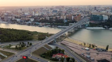 Rostov-on-Don, Rusya - 25 Ağustos 2020: Don nehri üzerindeki Temernitsky köprüsü. Günbatımı Saati, Hava Görünümü  