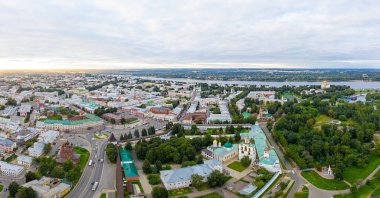 Rusya, Yaroslavl - 14 Ağustos 2020: Yaroslavl Spaso-Preobrazhensky Manastırı (Spaso-Yaroslavl Manastırı) - Yaroslavl 'daki antik erkek manastırı. Gün batımı zamanı. Hava görünümü