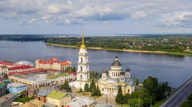 Rybinsk, Rusya - 16 Ağustos 2020: Rybinsk Köprüsü ve Spaso-Dönüşüm Katedrali (Efendinin Dönüşümü Katedrali), Rybinsk, Havadan Görünüm  