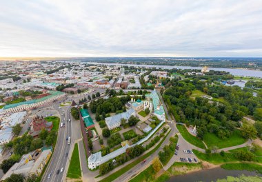 Rusya, Yaroslavl - 14 Ağustos 2020: Yaroslavl Spaso-Preobrazhensky Manastırı (Spaso-Yaroslavl Manastırı) - Yaroslavl 'daki antik erkek manastırı. Gün batımı zamanı. Hava görünümü