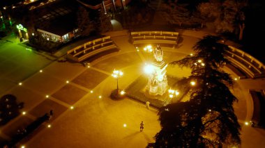 Simferopol, Kırım - 31 Ağustos 2020: Büyük Catherine Anıtı. Gece Vakti, Hava Görüntüsü  