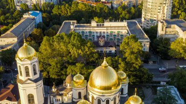 Simferopol, Kırım - 31 Ağustos 2020: Alexander Nevsky Katedrali. Gün batımında şehir merkezi panoraması, Hava Görüntüsü  