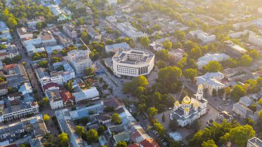 Simferopol, Kırım - 31 Ağustos 2020: Kırım Devlet Konseyi. Gün batımında şehir merkezi panoraması, Hava Görüntüsü