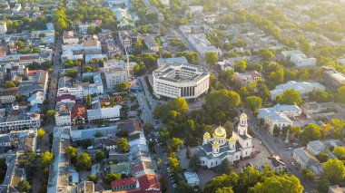 Simferopol, Kırım - 31 Ağustos 2020: Kırım Devlet Konseyi. Gün batımında şehir merkezi panoraması, Hava Görüntüsü