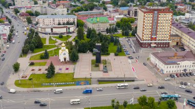 Ivanovo, Rusya - 12 Ağustos 2020: şehir merkezi üzerinde uçuş. Devrim karesi. 1905 Devrimi 'nin Savaşçıları Anıtı, Havadan Bakış  