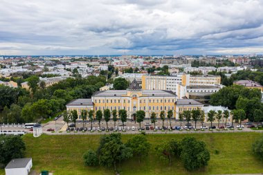Yaroslavl, Rusya - 13 Ağustos 2020: Volzhskaya seti üzerinde Rus Demiryolları binası. Havadan Yaroslavl şehrinin panoramik görüntüsü